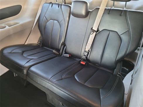 Certified 2023 Chrysler Pacifica Touring-L image 18