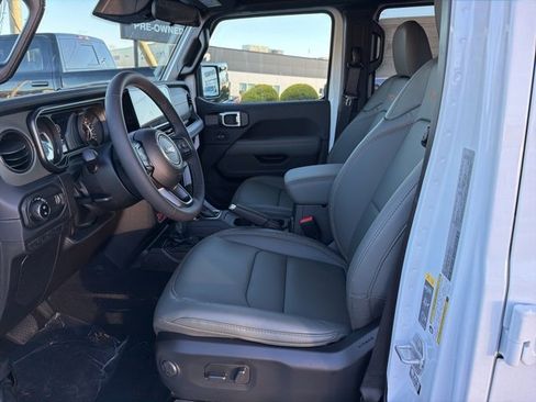 New 2026 Jeep Gladiator Mojave w/ Safety Group image 9
