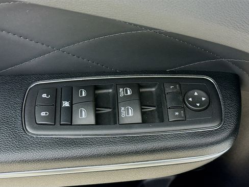 Used 2016 Chrysler 300 C Platinum w/ Safetytec Plus Group image 20