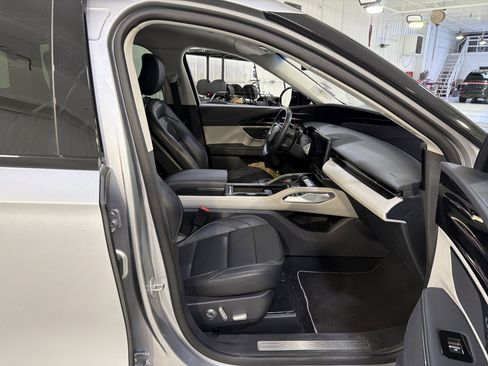 Used 2024 Lincoln Nautilus Premier image 13