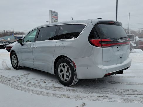 Used 2024 Chrysler Pacifica Limited w/ Trailer Tow Group image 3