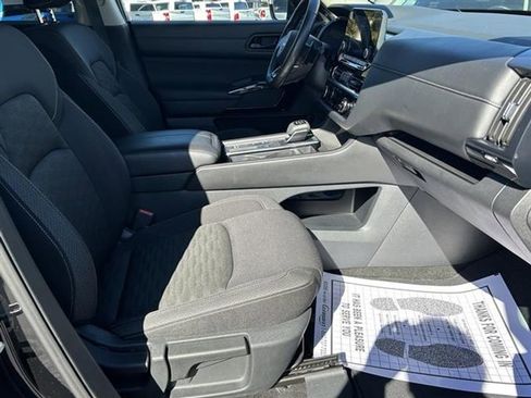 Used 2025 Nissan Pathfinder SV image 17