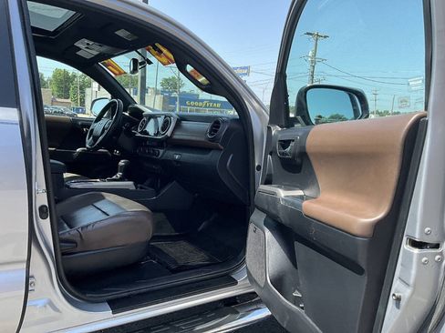Used 2017 Toyota Tacoma Limited w/ Tow Package AWD/4WD image 32