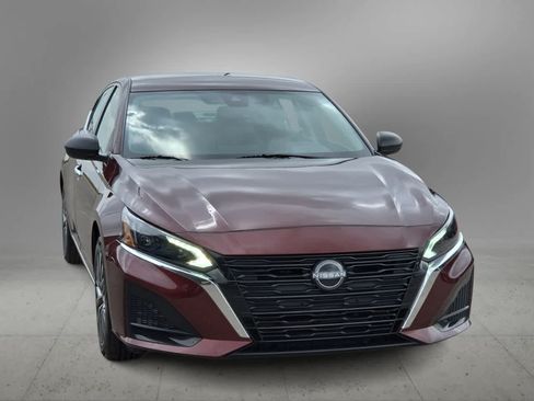 Used 2024 Nissan Altima 2.5 SV FWD image 3