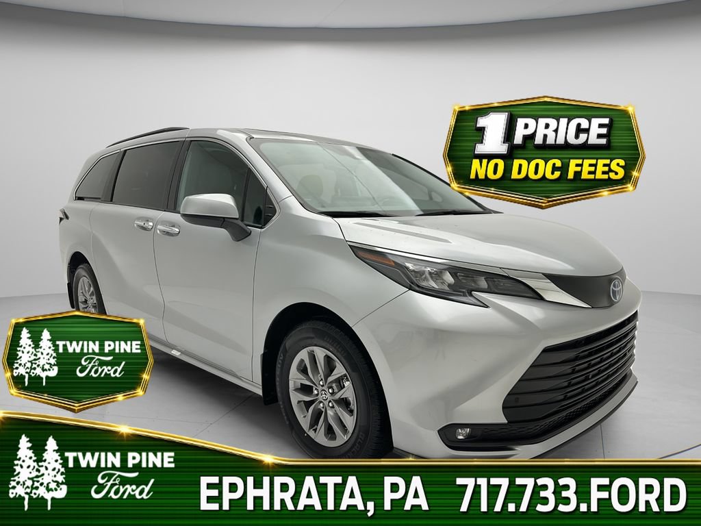 Used 2025 Toyota Sienna XLE FWD image 1