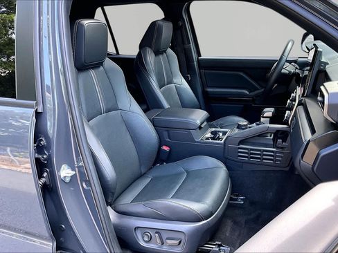 Used 2025 Toyota 4Runner Limited AWD/4WD image 9