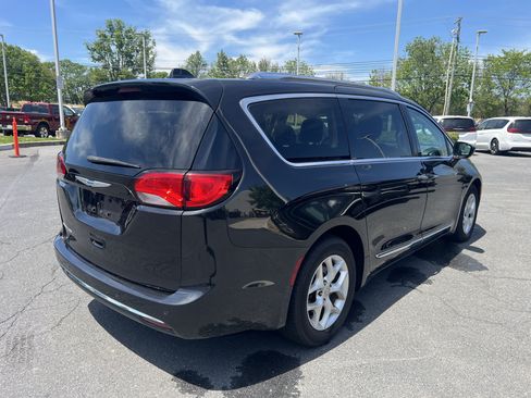 Used 2018 Chrysler Pacifica Touring-L Plus w/ Tire & Wheel Group FWD image 9