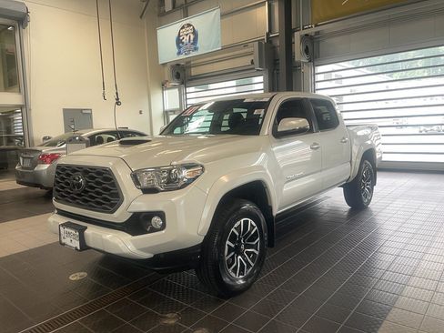 Used 2021 Toyota Tacoma TRD Sport w/ Technology Package AWD/4WD image 3