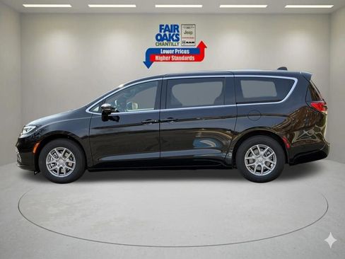 New 2026 Chrysler Pacifica Select image 9