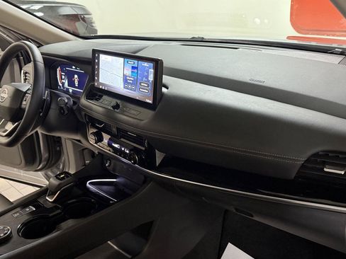 Used 2025 Nissan Rogue SL AWD/4WD image 13