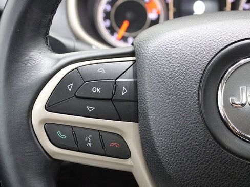 Used 2017 Jeep Cherokee Latitude w/ Comfort/Convenience Group image 19