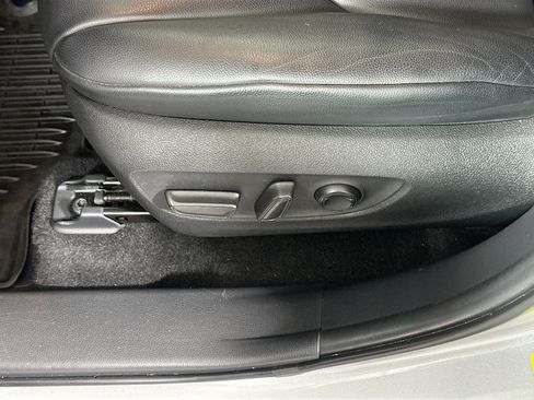 Used 2024 Toyota Highlander XLE FWD image 13