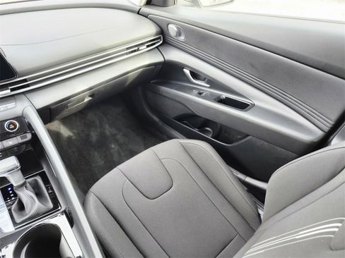 Used 2025 Hyundai Elantra SEL image 15