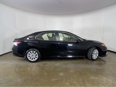 Used 2018 Toyota Camry LE image 24
