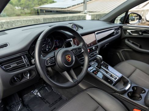 Certified 2025 Porsche Macan image 4