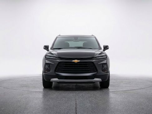Used 2025 Chevrolet Blazer LT FWD image 2