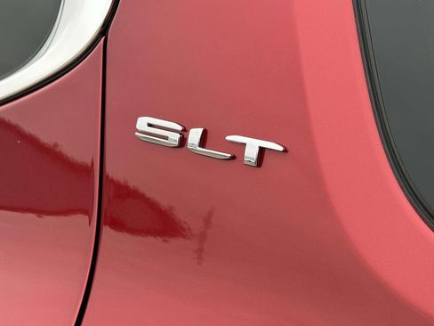 Used 2023 GMC Acadia SLT w/ Preferred Package image 12