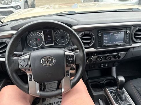 Used 2018 Toyota Tacoma SR5 AWD/4WD image 10