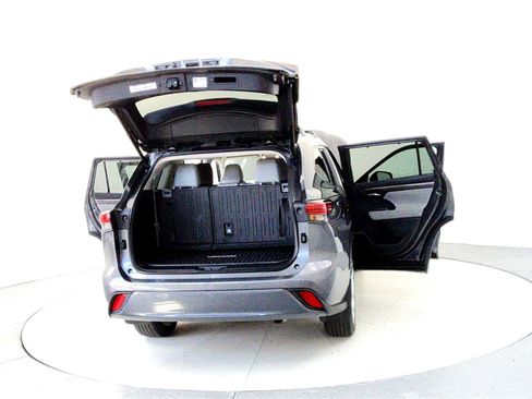 Used 2023 Toyota Highlander Limited image 11