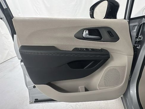 Used 2024 Chrysler Pacifica Touring-L image 21