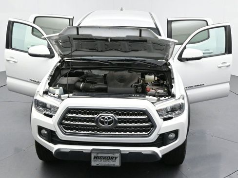 Used 2017 Toyota Tacoma TRD Off-Road image 41