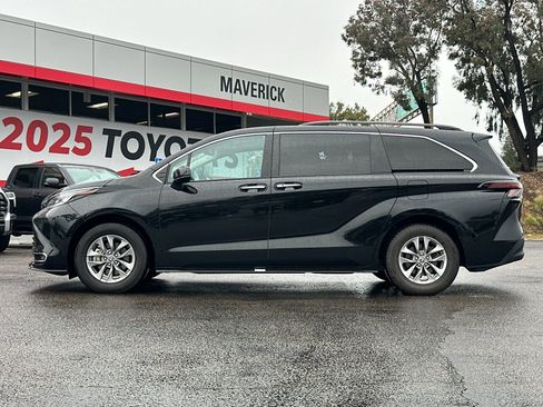 Used 2024 Toyota Sienna XLE image 2