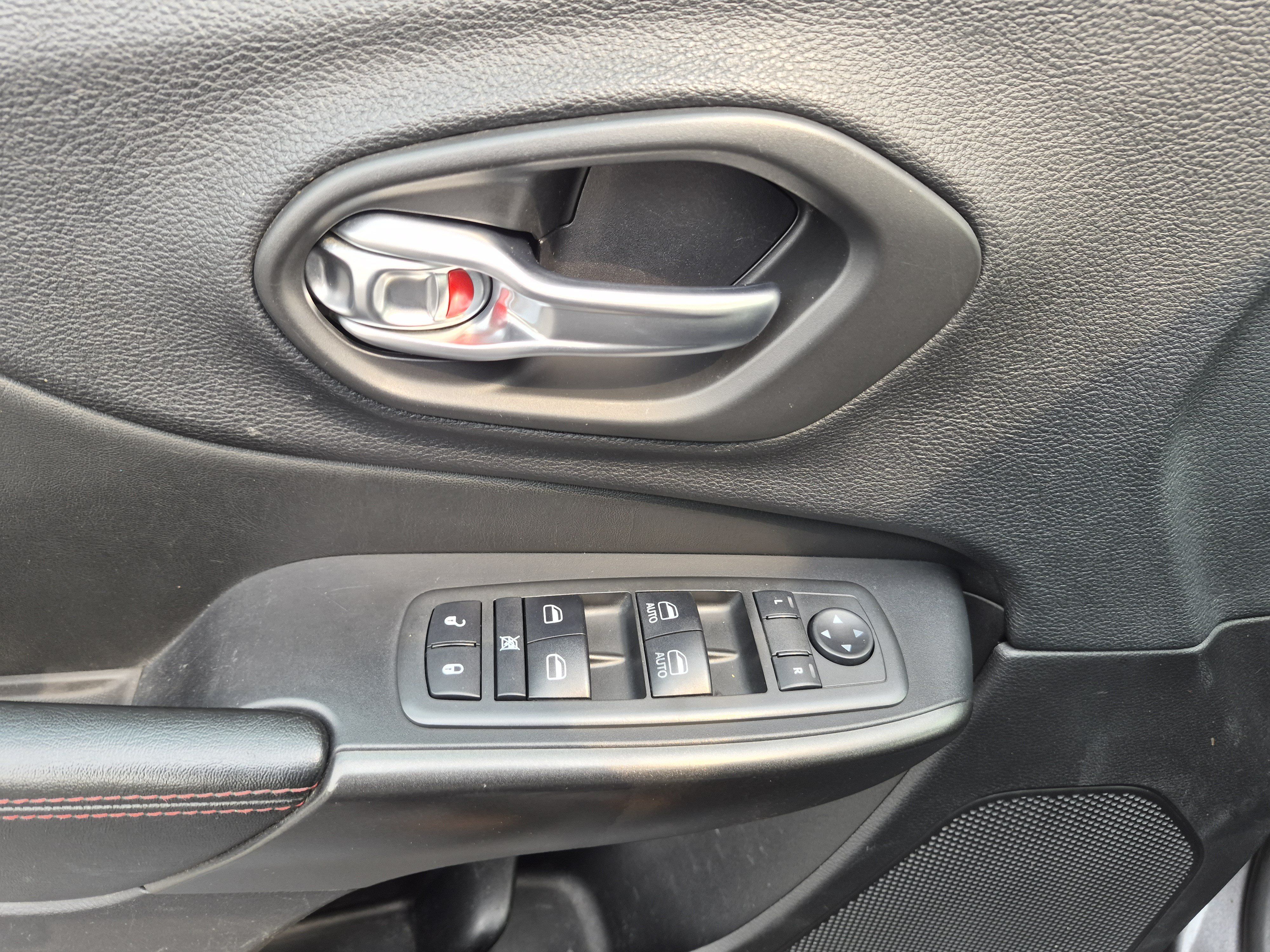 Used 2020 Jeep Cherokee Trailhawk AWD/4WD image 16