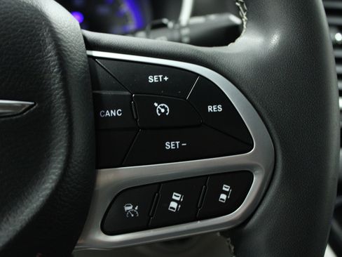 Used 2022 Chrysler Pacifica Touring-L FWD image 22