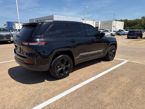 Used 2023 Jeep Grand Cherokee Altitude AWD/4WD image 24