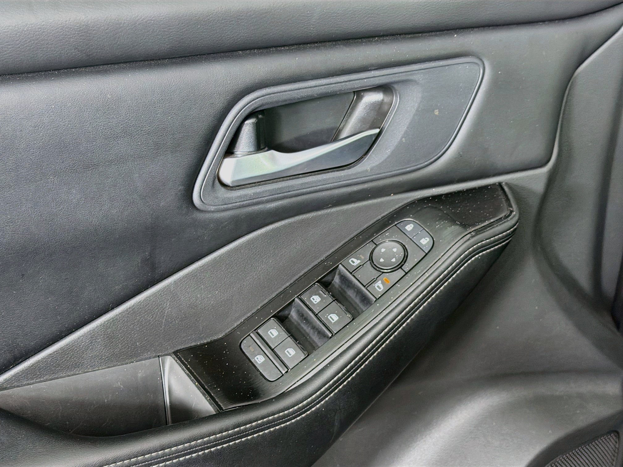 Used 2025 Nissan Rogue SV FWD image 15