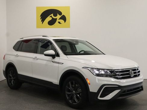 Used 2024 Volkswagen Tiguan SE w/ Panoramic Sunroof Package image 6