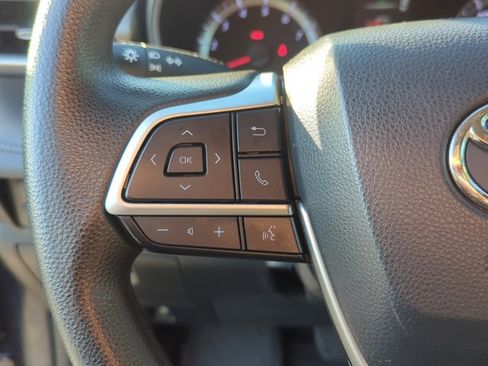 Used 2022 Toyota Highlander L FWD image 13