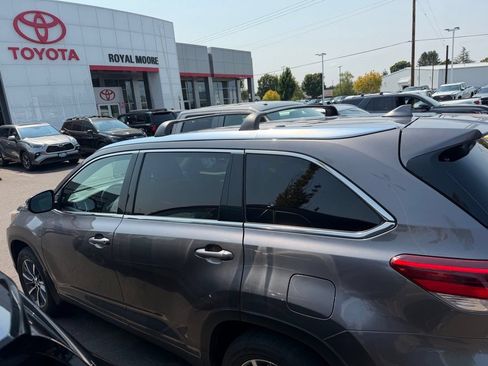 Used 2017 Toyota Highlander XLE AWD/4WD image 3