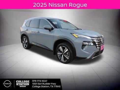 Used 2025 Nissan Rogue SL image 1