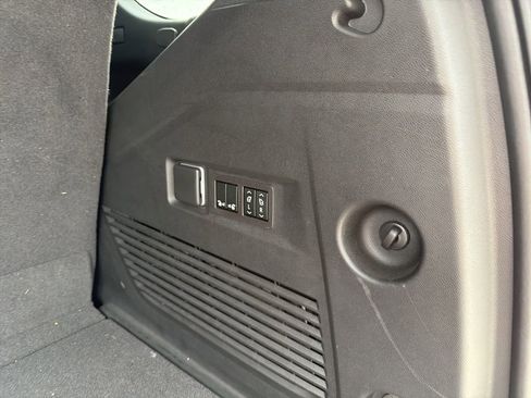 Used 2023 GMC Yukon SLT w/ SLT Premium Package image 23