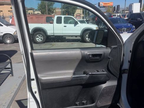 Used 2017 Toyota Tacoma SR RWD image 9