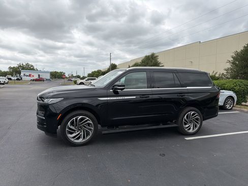 Used 2025 Lincoln Navigator Reserve image 12