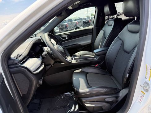 Used 2024 Jeep Compass Latitude AWD/4WD image 5