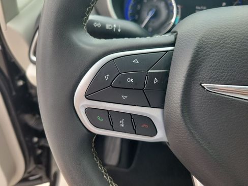 Used 2024 Chrysler Pacifica Touring-L FWD image 17