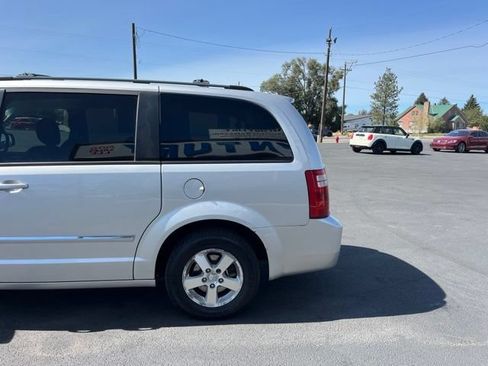 Used 2008 Dodge Grand Caravan SXT w/ Entertainment Group 2 FWD image 8