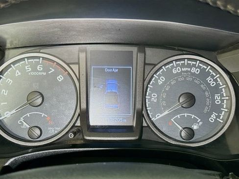 Used 2018 Toyota Tacoma TRD Sport AWD/4WD image 10