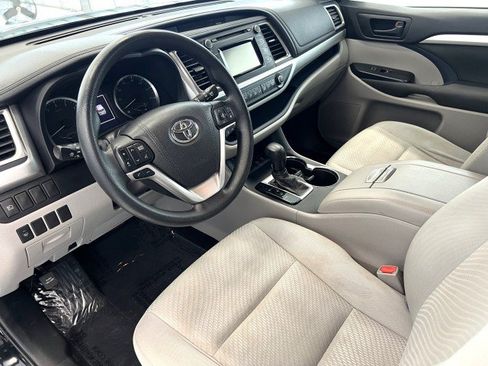 Used 2017 Toyota Highlander LE AWD/4WD image 10