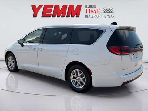Used 2023 Chrysler Pacifica Touring-L FWD image 6
