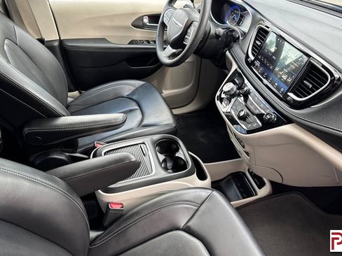 Used 2023 Chrysler Pacifica Touring-L AWD/4WD image 19