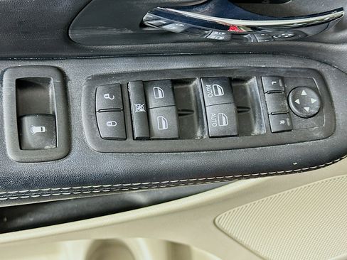 Used 2014 Chrysler Town & Country Touring FWD image 15