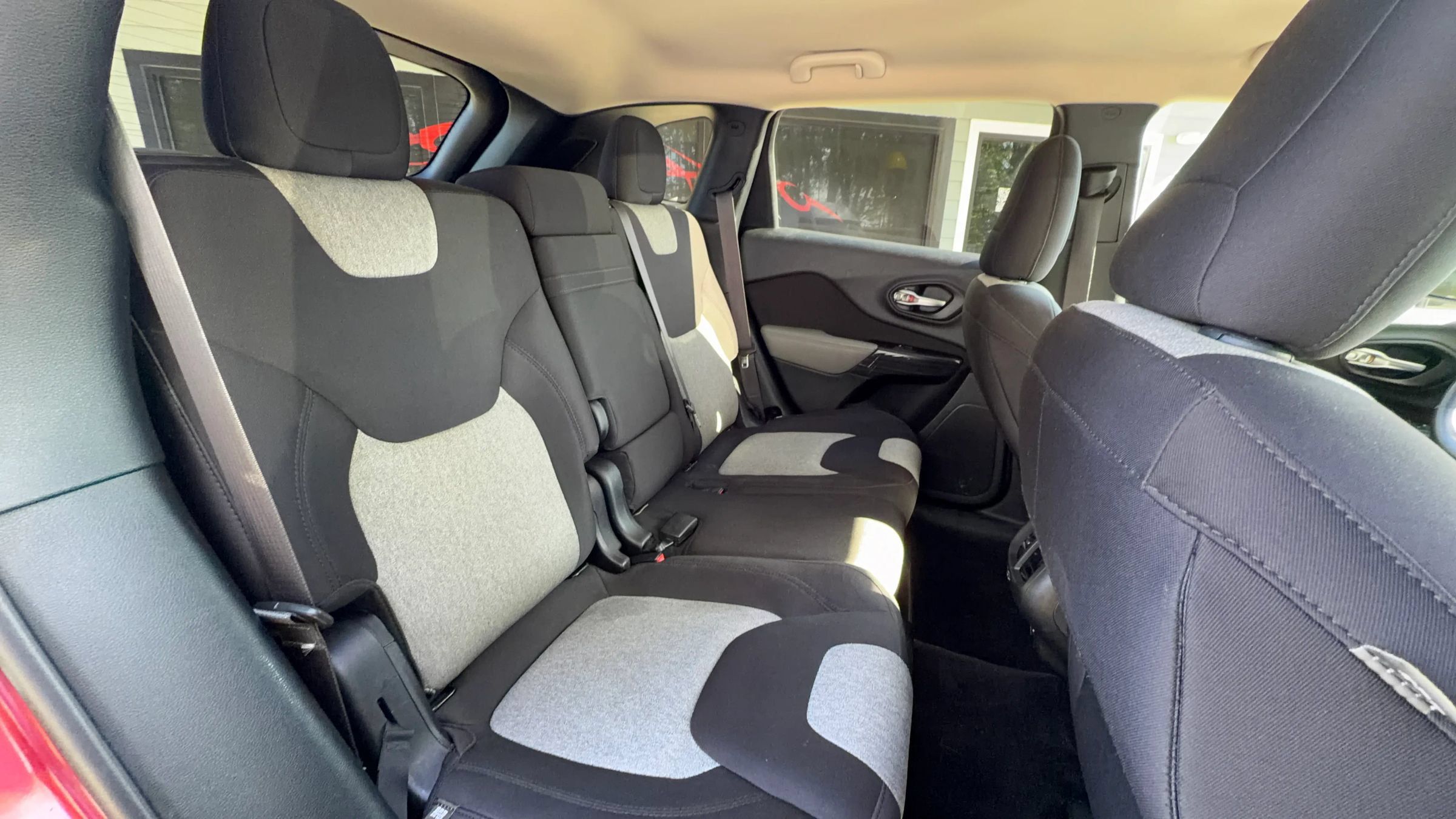 Used 2014 Jeep Cherokee Latitude w/ Cold Weather Group AWD/4WD image 29