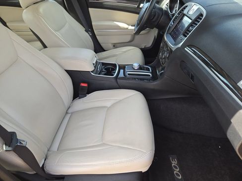 Used 2017 Chrysler 300 Limited RWD image 9