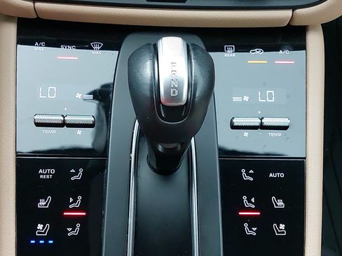 Certified 2023 Porsche Macan AWD/4WD image 23
