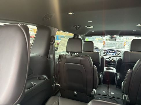 New 2026 Chrysler Pacifica Select image 13