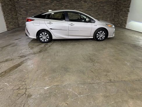 Used 2022 Toyota Prius Prime XLE image 10